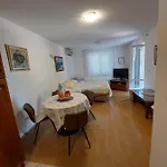 Mira Apartman